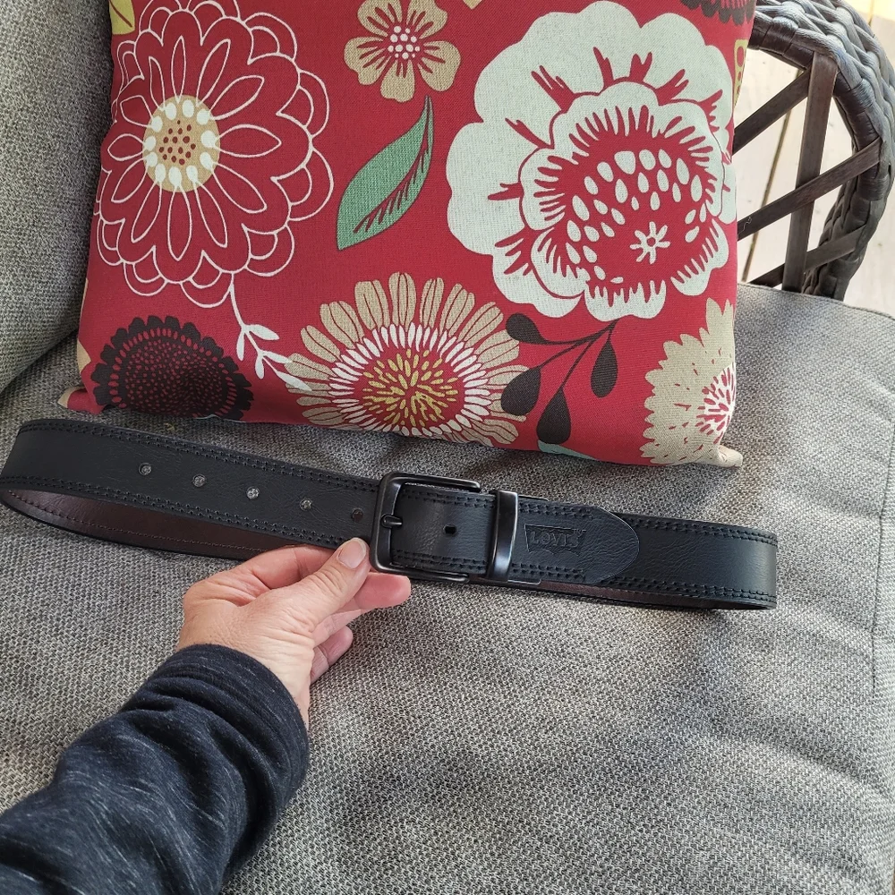 Levi's leather belt, reversible, sz 30-32